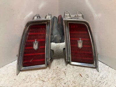 1974 74 conjuntos de lanternas traseiras Chevrolet Monte Carlo 1-RH 5950142 e 1-LH 5950141 - Imagem 1 de 4