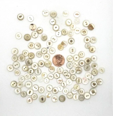 Antiguo Lote de 117 Botones Ropa Bebé 2 Agujeros Medianos Madreperla MOP      Foto 1 de 4