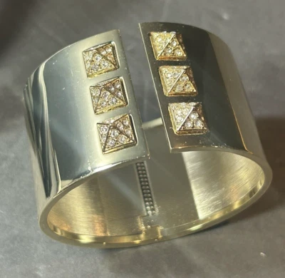 Pulsera Victoria’s Secret Brazalete Estrás Pirámides Tono Dorado Ajuste Primavera Foto 1 de 4