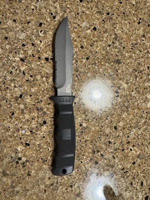 "Cuchillo de hoja fija SOG Navy SEAL PUP 4,75"" parcialmente dentado, sin funda" Foto 1 de 4