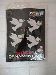 Vintage Titan Handarbeit Satin Weihnachtsschmuck Kit Tauben 4er Set #408 Neu in Verpackung 1984 - Bild 1 von 4