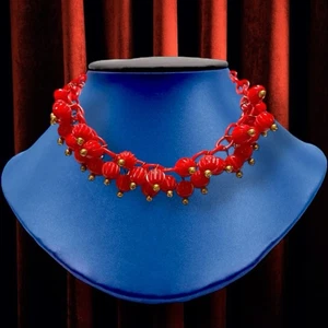 Roter Bakelit Halsreif Halskette: geschnitzte Bakelit Perlen an Zelluloid Kette - Bild 1 von 7