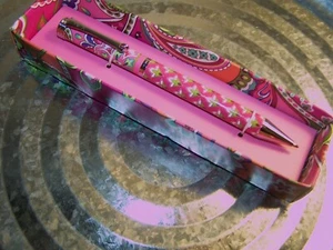 Vera Bradley rosa Wirbel selten aus dem Ruhestand Kugelschreiber Neu in OVP - Bild 1 von 4
