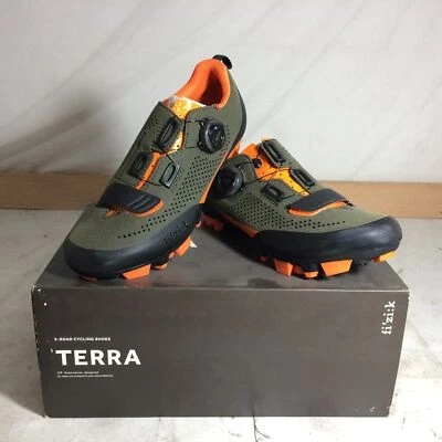 Zapatos de bicicleta de montaña Fizik X5 Terra de gamuza para hombre, verde militar/naranja fluo, M36 Foto 1 de 4