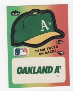 CAPPELLO SQUADRA DI BASEBALL FLEER 1983 E NOME LOGO ADESIVO OAKLAND ATHLETICS - Foto 1 di 2