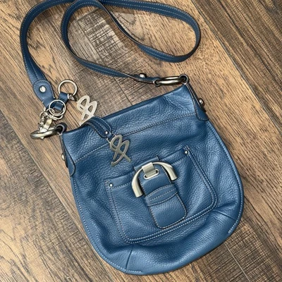 Bolso Bandolera B Makowsky Cartera Cuero Guijarro Plateado Herrajes Logo Foto 1 de 4