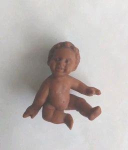 Schleich 10811-10832 Baby sitzend Menschen Die Kleinen cute creatures  - Picture 1 of 3