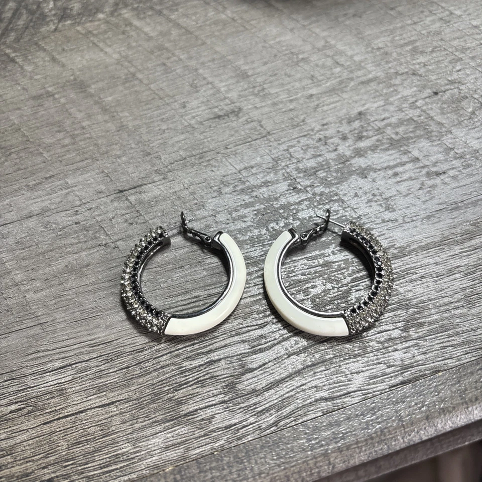 Brincos de argola Givenchy brancos com strass #128 - Imagem 1 de 4