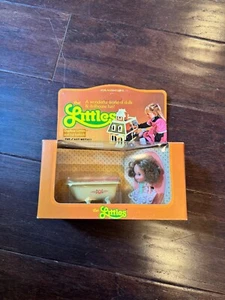 Vtg 1980 Mattel THE LITTLES New In Box Doll DAPHNE  Bath Tub Set - Picture 1 of 1