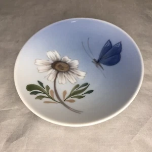 ROYAL COPENHAGEN Butterfly Flowers Porcelain 4" Plate Trinket Dish 2688/2800 - Picture 1 of 12