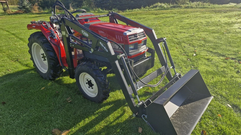 Kleintraktor schlepper mit Frontlader mit Schwimmstellung, Servolenkung - Bild 1 von 4