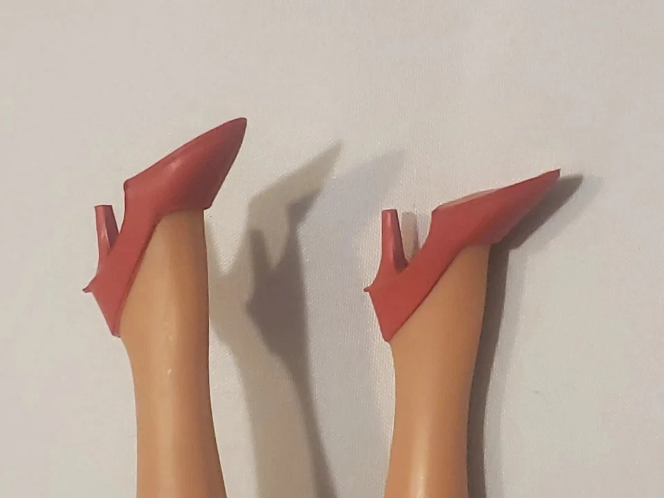 Zapatos de muñeca Barbie vintage ROJOS punta cerrada CT tacones de punta bombas de goma Foto 1 de 4
