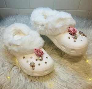Crocs Mammoth Blanco Con Jibbitz Talla 8 Mujer - Imagen 1 de 8