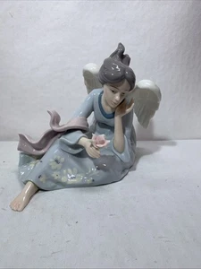 Member's Mark Porzellan sitzender Engel mit Blume blaues Kleid handbemalt 6" hoch - Bild 1 von 4