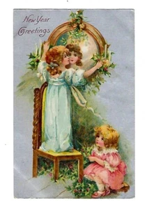 Espejo envolvente de postal niña de principios de 1900 Año Nuevo con acebo en relieve - Imagen 1 de 2