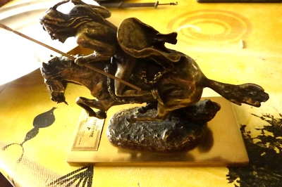 Bronze sur socle Le Cheyenne  sur son cheval en position d'attaque  - Photo 1/4