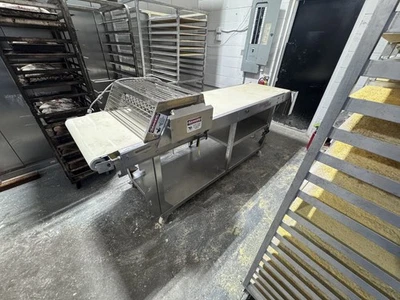 Mesa redonda/transportadora de masa Rondo Doge - Hecha en Suiza - Equipo de panadería comercial Foto 1 de 4