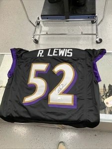 MAGLIA VIOLA RAY LEWIS AUTOGRAFATA BALTIMORE RAVENS #52 BECKETT COA 229806 - Foto 1 di 5