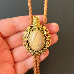 Collar de boda occidental con base de unicornio dorado y piedra marrón natural para hombre - Imagen 1 de 10