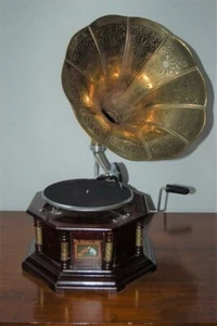 ACHTECKIGES GRAMMOPHON, FUNKTIONSTÜCHTIGER PHONOGRAPH, mit Scheibe und Wanzen. - Bild 1 von 1