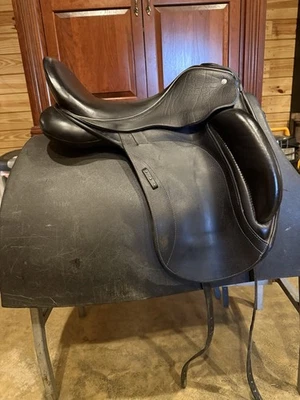 Custom Saddlery Everest monoflap 18” Seat R2 Block - Image 1 of 4