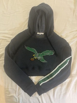 Sudadera con capucha corta personalizada gris mediana Philadelphia Eagles para mujer Foto 1 de 4
