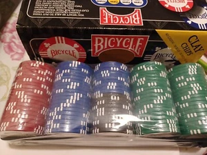 BICYCLE Premium Tournament 100 POKER CHIPS with Tray 8 Gram Clay Filled Casino - Picture 1 of 2