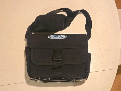 Bolsa de aparejos/enchufes de pesca de surf mediana Aquaskinz seminueva Foto 1 de 4