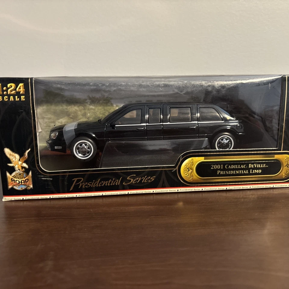 ROAD SIGNATURE 2001 CADILLAC DEVILLE PRESIDENTIAL LIMO 1:24 SCALE YATMING BLACK - Image 1 of 4
