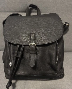 Mittelgroßer schwarzer Rucksack aus Kunstleder – 12”Hx9”Bx4”T - Bild 1 von 7