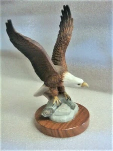 Porzellan Adler Statue auf Holzsockel 6 1/2" hoch - Bild 1 von 8