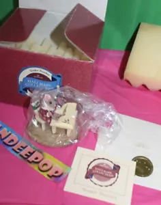 Hallmark Tender Touches Mouse At Desk The Message Of Christmas Love Figurine 89 - Picture 1 of 3