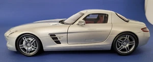 Mercedes Benz SLS AMG Coupé, Roadster motore 6,2 litri in argento 1:18 (8#1078) - Foto 1 di 17