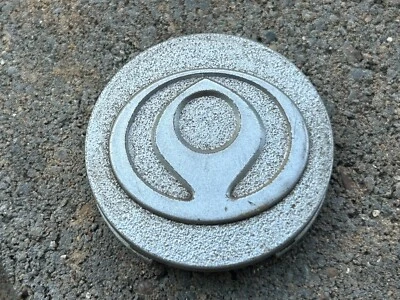 ОРИГИНАЛЬНЫЙ ЦЕНТРАЛЬНЫЙ КОЛПАК КОЛЕСА MAZDA СЕРЕБРИСТАЯ ОТДЕЛКА ДИАМЕТР 2 ДЮЙМА - Изображение 1 из 2