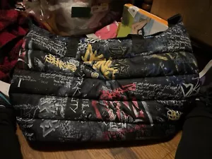 BORSA BORSONE DKNY NORA WEEKENDER CON STAMPA GRAFFITI PREZZO AL DETTAGLIO CONSIGLIATO $178 NUOVA CON ETICHETTE - Foto 1 di 5