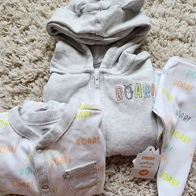 Gymboree: "¡Rugido!" Juego de 3 (Sudadera con Capucha + Una Pieza + Babero), Talla Niños 3-6M + 6-12M Foto 1 de 4