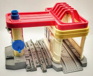 Fisher-Price Little People Wheelies Gas Station Tune-Up 2005 Bell - Picture 1 of 8