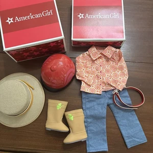 American Girl Puppe Saige's Parade Outfit, Hut & Helm mit Boxen - Bild 1 von 24