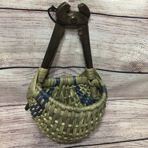 Cesta tejida a mano con alicates de reparación de cadena antiguos mango único decoración del hogar - Imagen 1 de 8