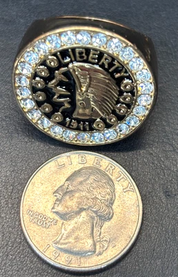 Anel masculino da moda Liberty 1911 cabeça de índio com strass tom dourado não usado - Imagem 1 de 4