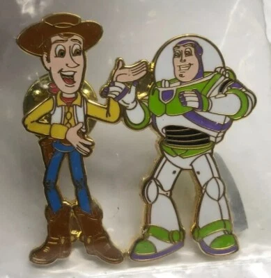 Broche Walt Disney World Castmember raro zumbido e amadeirado 3953 promoção merchandising - Imagem 1 de 4