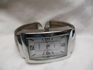 Reloj de pulsera analógico Chico's con banda de puño y movimiento de cuarzo - Imagen 1 de 12