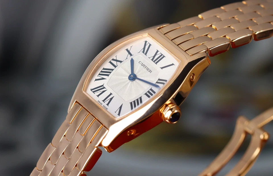 Cartier Tortue pequeño, esfera plateada - oro rosa de 18 quilates en pulsera, W1556364 Foto 1 de 4