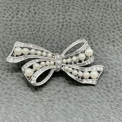 Monet Elegante Broche Lazo Prendedor Tono Plata Estrás Cristal Imitación Perla Disfraz Foto 1 de 4