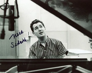 NEIL SEDAKA SIGNED AUTOGRAPHED 8x10 PHOTO FAMOUS SINGER SONGWRITER BECKETT BAS - Picture 1 of 2