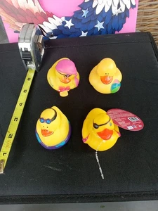 💥 Gummi Strandenten 4 Stück seltene Ente! Schönes Quacksalber Badespielzeug BIN B - Bild 1 von 4