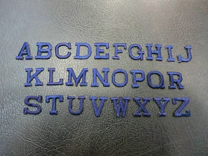 2 LETTERE TERMOADESIVE APPLICAZIONE PATCH MARCA SEGNA BIANCHERIA ASILO BLU - Picture 1 of 1