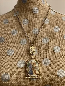 Vintage Signed ART Asian Geisha couple Gold Tone Pendant Necklace. - Picture 1 of 7