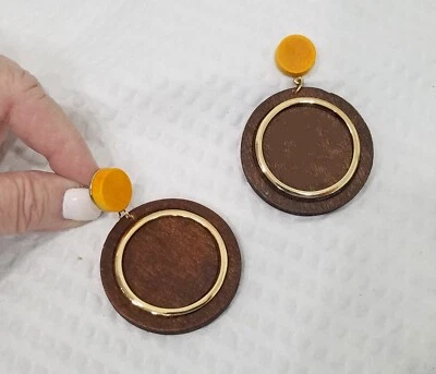 ¡Nuevo! Pendientes colgantes modernistas Geo marrón y Buttercup disco de madera amarilla tono dorado Foto 1 de 4