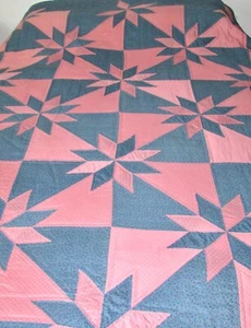 ANTIQUE BEAUTIFUL HAND MADE PINK /BLUE STARS MOTIF WINTER COTON QUILT 86" X 96 - Bild 1 von 7